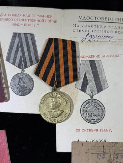 戎马世界章牌大赏第115期 苏联近卫军列兵套章，包括红星勋章，85版二级卫国战争勋章，战胜德国与一系列周年章，得主还获得过解放贝尔格莱德，只有证书了，红星事迹为得主带领工兵冒着炮火扑灭桥梁大火并且移走爆炸物，档案已经整理打印