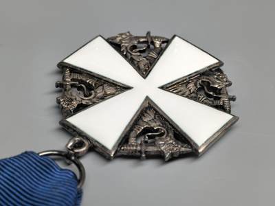 小驴勋章奖章收藏4月18日周六晚六点拍卖（珍爱和平，收藏战争，铭记历史，勿忘国耻，忠党爱国。有偿代拍，送拍规则在简介最后，参拍须阅读规则后再参拍，关系到运费包装发货时效真假辨别等关键信息，拍卖时不再发原图，看大图店主微信码在拍卖店铺介绍里或者找我要） 芬兰白玫瑰勋章，银质珐琅，环打标