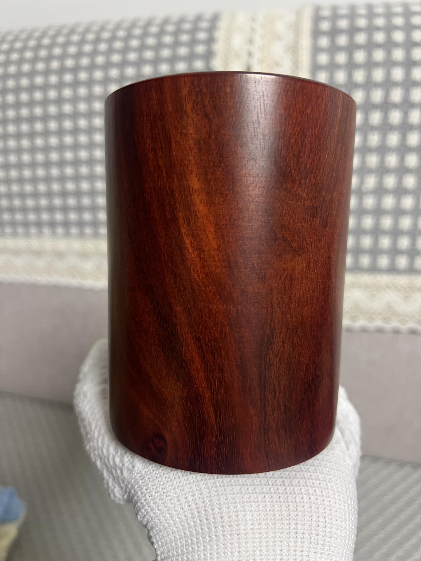 零元拍：精工非洲小叶紫檀 笔筒，水波瘤花荧光莹润，，精工打磨，花纹漂亮。116/87.5壁厚约14MM。