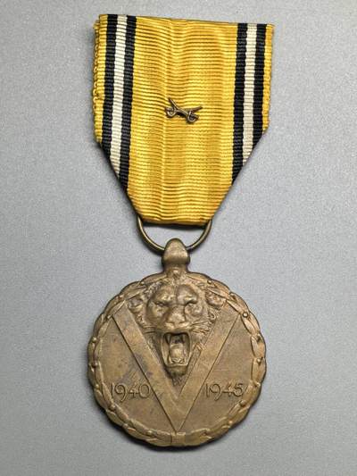 小驴勋章奖章收藏4月18日周六晚六点拍卖（珍爱和平，收藏战争，铭记历史，勿忘国耻，忠党爱国。有偿代拍，送拍规则在简介最后，参拍须阅读规则后再参拍，关系到运费包装发货时效真假辨别等关键信息，拍卖时不再发原图，看大图店主微信码在拍卖店铺介绍里或者找我要） 比利时二战胜利奖章带剑军版