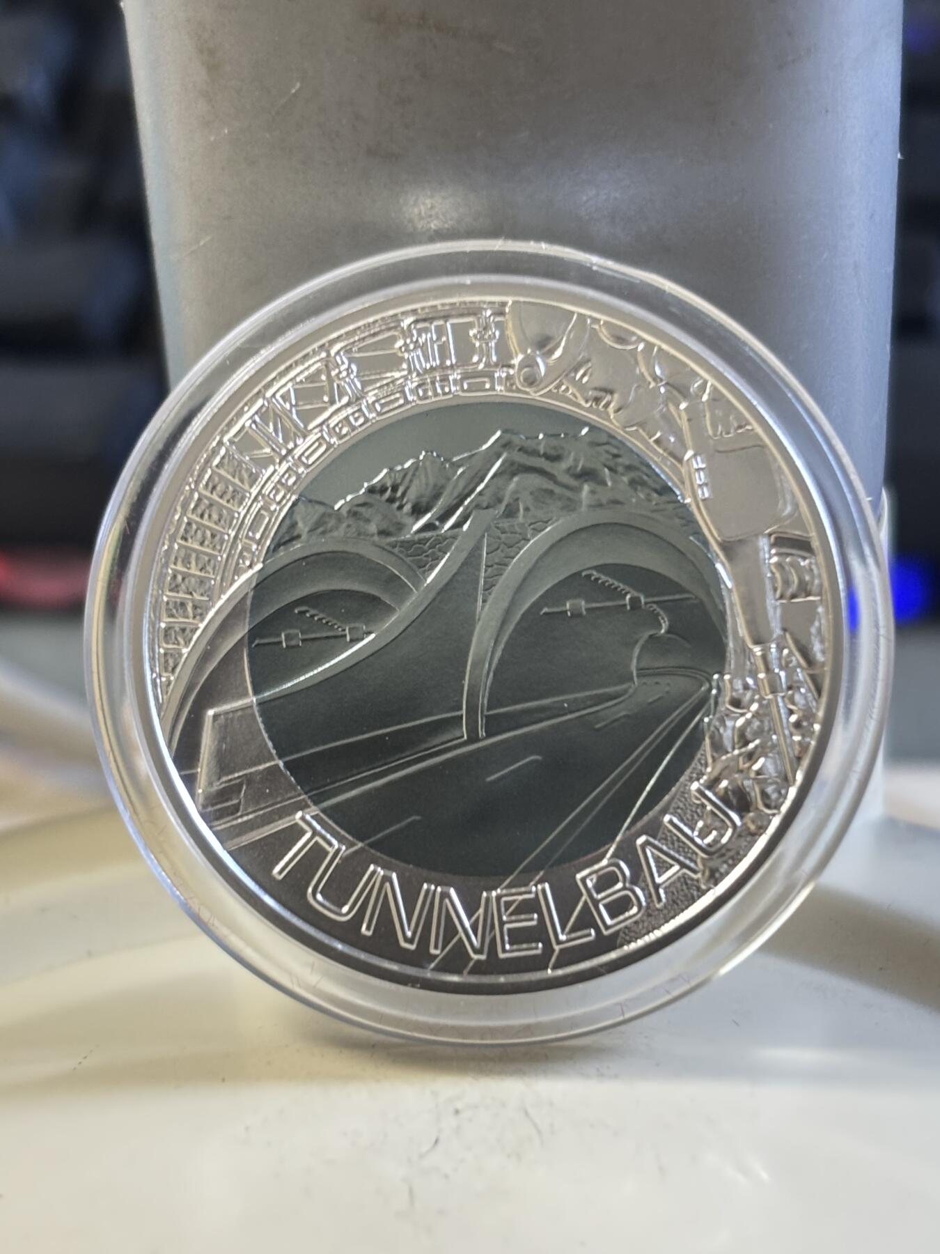 第197期拍卖 获奖奥地利2013年隧道建设铌银镶嵌双色纪念币，900银/998铌，重量:10克和7.15克，发行：65000枚