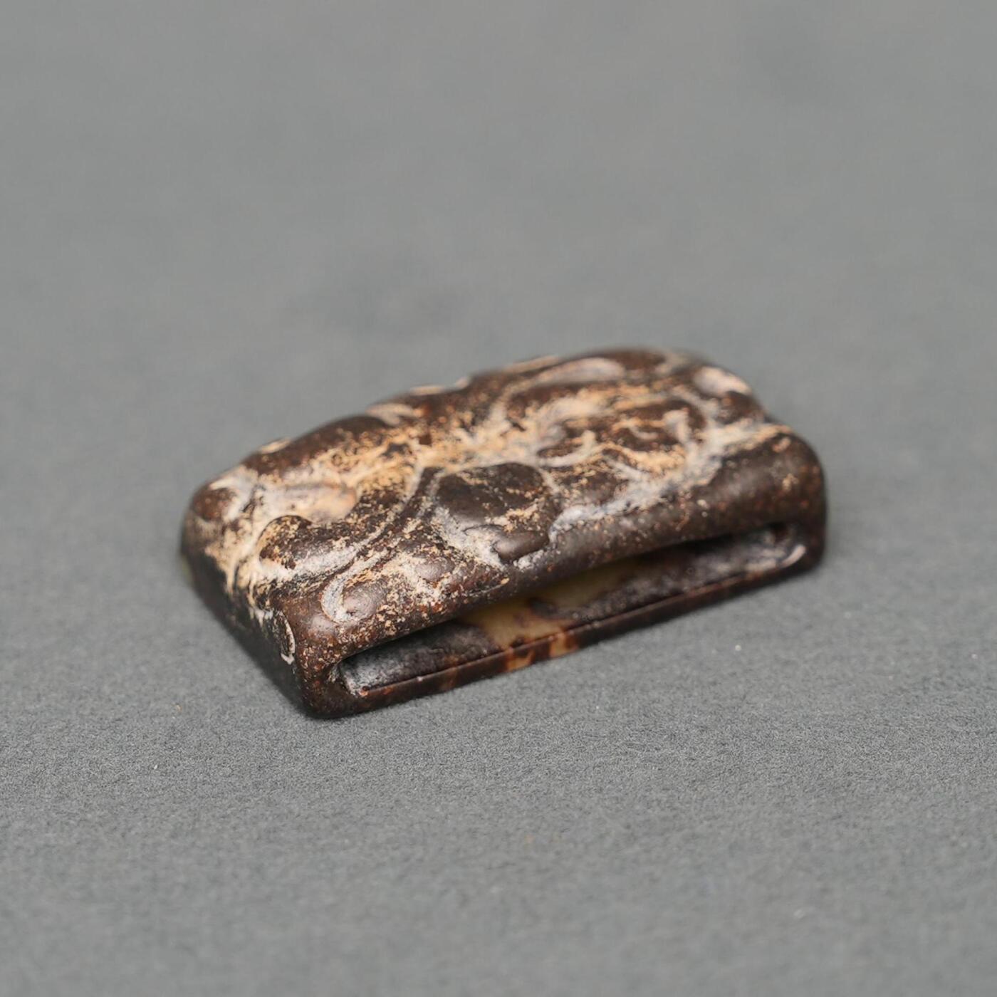  碧月说宝.韫玉流光-南京文物公司明清玉器专场（二） 黄玉龙纹带穿