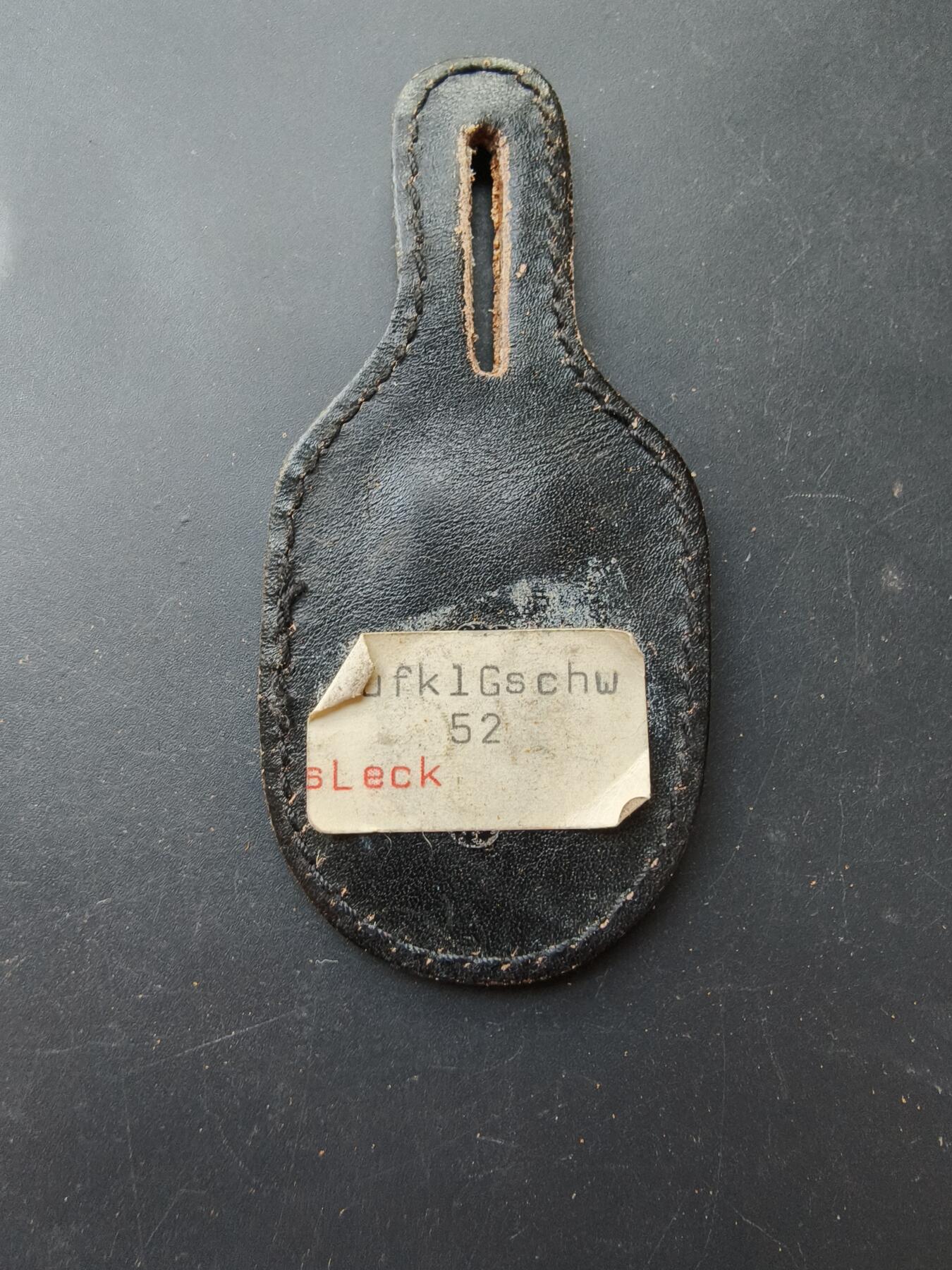 老王徽章第192期 德国联邦国防军第52侦察航空联队证章     该联队于1959年成立，驻地位于德国勒克（Leck），主要装备包括RF-84F“雷闪”和RF-104G“星战士”侦察机，该联队于1994年解散