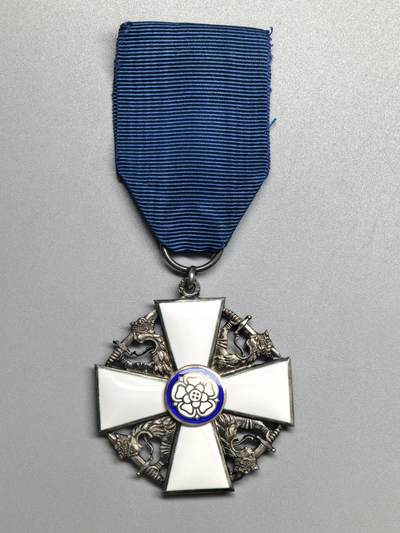 小驴勋章奖章收藏4月18日周六晚六点拍卖（珍爱和平，收藏战争，铭记历史，勿忘国耻，忠党爱国。有偿代拍，送拍规则在简介最后，参拍须阅读规则后再参拍，关系到运费包装发货时效真假辨别等关键信息，拍卖时不再发原图，看大图店主微信码在拍卖店铺介绍里或者找我要） 芬兰白玫瑰勋章，银质珐琅，环打标