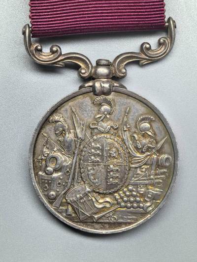 小驴勋章奖章收藏4月18日周六晚六点拍卖（珍爱和平，收藏战争，铭记历史，勿忘国耻，忠党爱国。有偿代拍，送拍规则在简介最后，参拍须阅读规则后再参拍，关系到运费包装发货时效真假辨别等关键信息，拍卖时不再发原图，看大图店主微信码在拍卖店铺介绍里或者找我要） 英国维多利亚时期长期服役奖章，银质打有获得者边铭