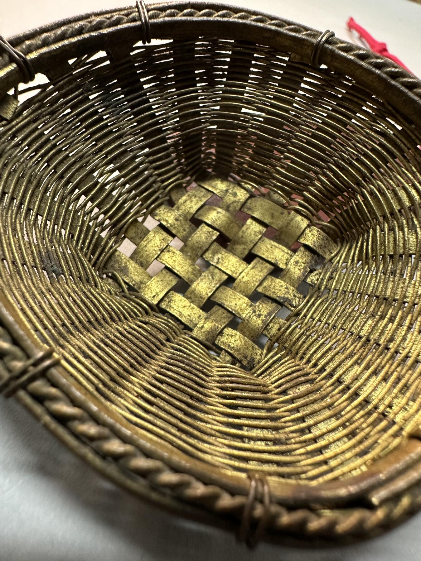 清代-民国 精品铜器专场 民国老黄铜精巧手工编织小篮子摆件