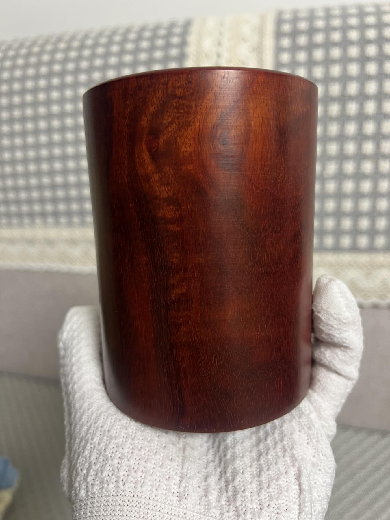 零元拍：精工非洲小叶紫檀 笔筒，水波瘤花荧光莹润，，精工打磨，花纹漂亮。116/87.5壁厚约14MM。