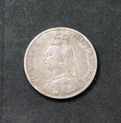 甄臻铺-世界币章拍卖（第60期），甄品场拍品征集中，送拍享返佣金等优惠多多 英国1890年维多利亚高冠马剑，不多见的年份，包浆不错