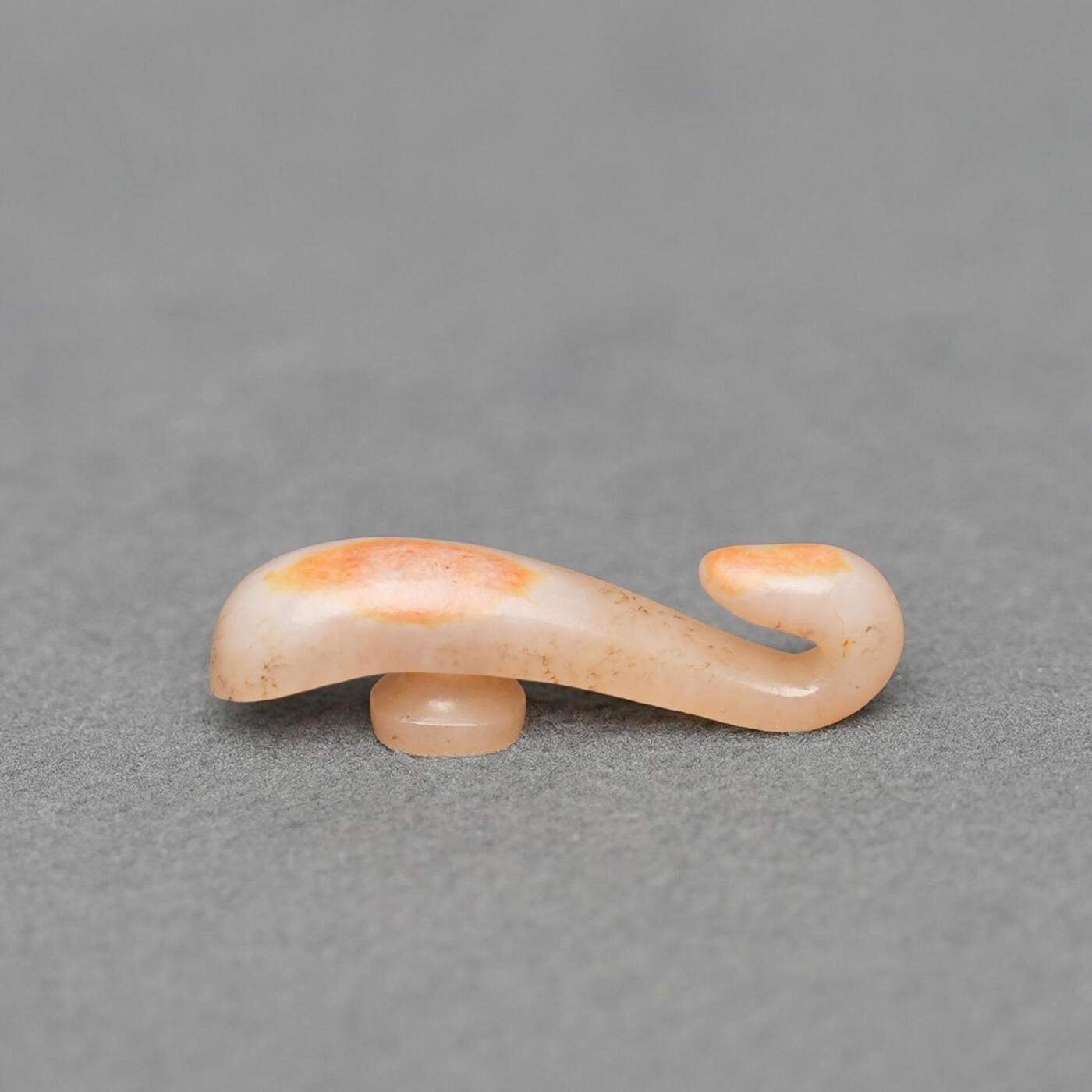  碧月说宝.韫玉流光-南京文物公司明清玉器专场（二） 红沁龙勾