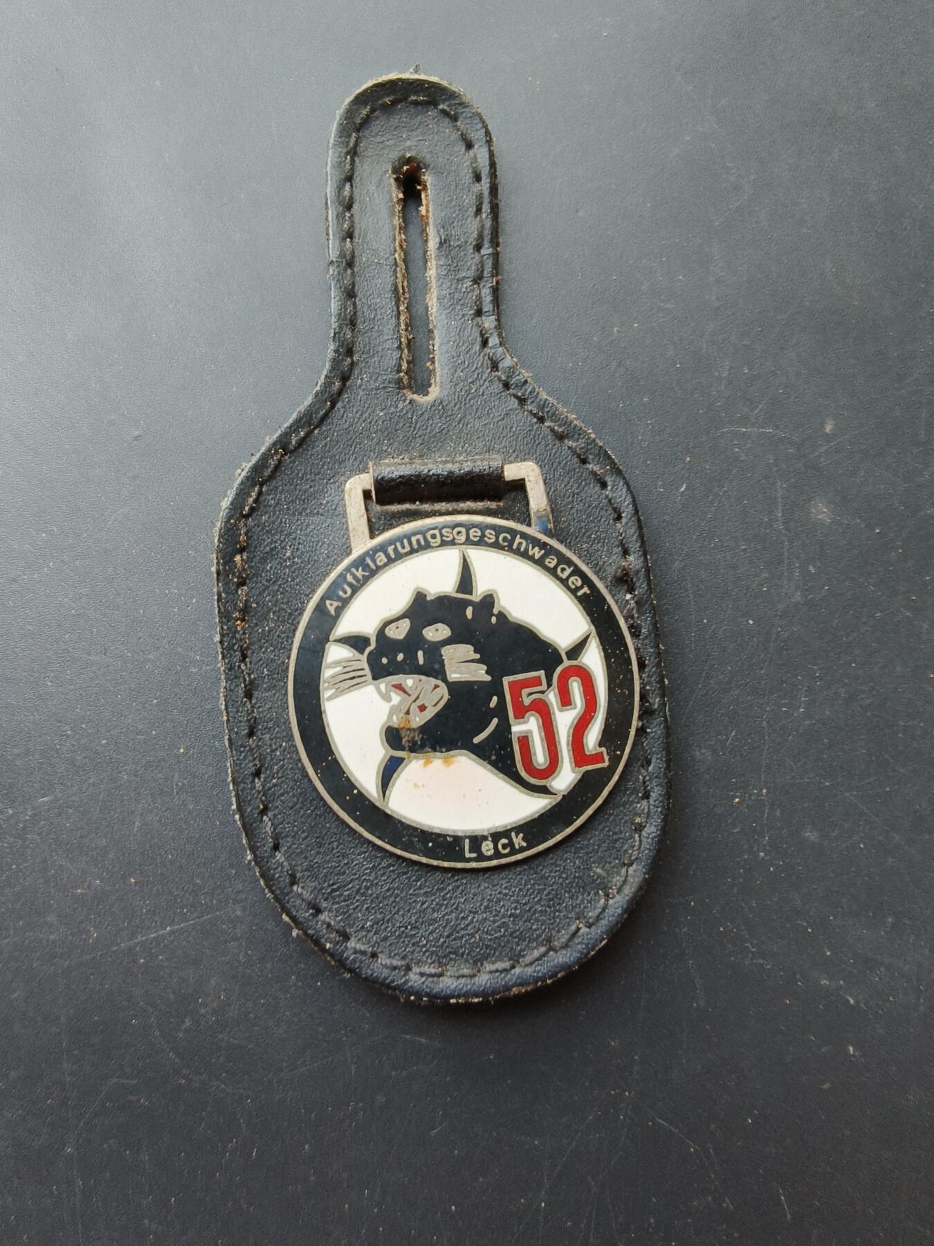 老王徽章第192期 德国联邦国防军第52侦察航空联队证章     该联队于1959年成立，驻地位于德国勒克（Leck），主要装备包括RF-84F“雷闪”和RF-104G“星战士”侦察机，该联队于1994年解散