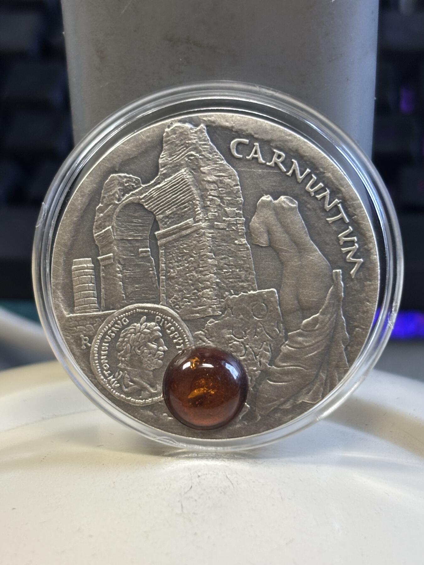 第197期拍卖 纽埃2011年琥珀之路-卡农顿仿古镶嵌琥珀28.28克纪念银币，925银银价491，