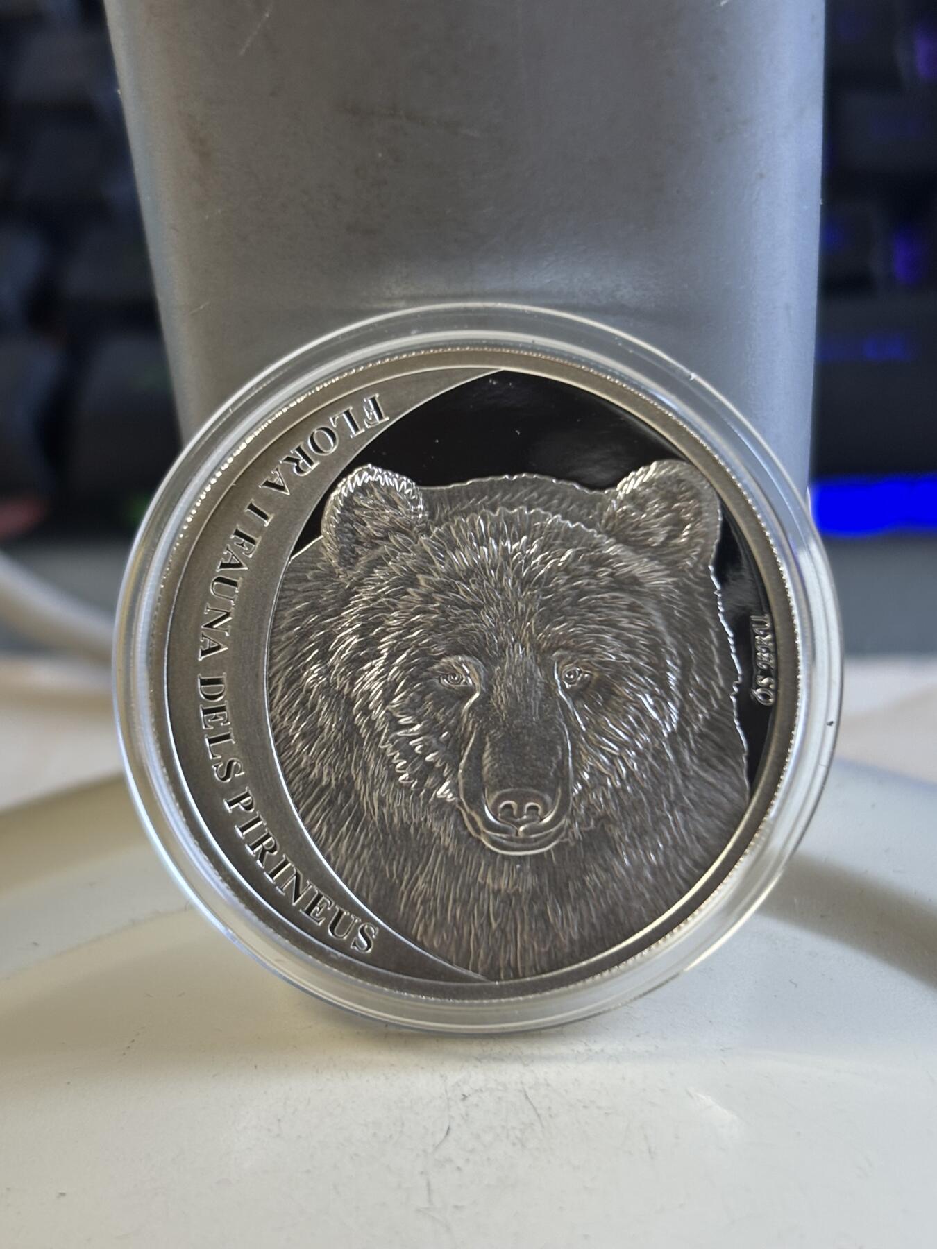 第197期拍卖 获奖币安道尔2010年比利牛斯山脉的棕熊纪念银币半盎司，925银，15.57克，发行3000枚，获得克劳斯2012年度最佳克朗币大奖