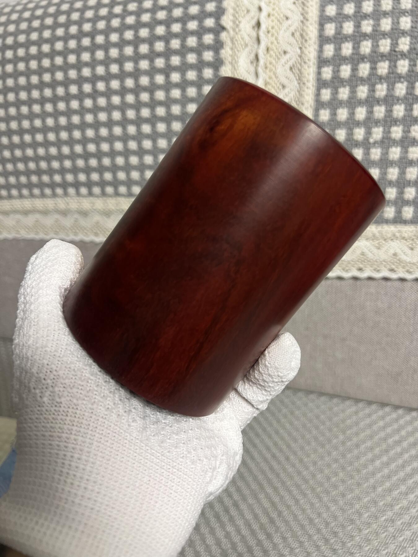 零元拍：精工非洲小叶紫檀 笔筒，水波瘤花荧光莹润，，精工打磨，花纹漂亮。116/87.5壁厚约14MM。