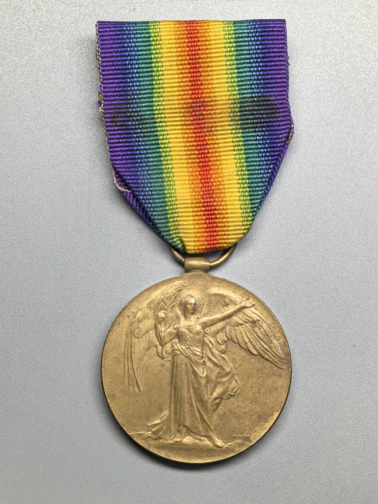 小驴勋章奖章收藏4月18日周六晚六点拍卖（珍爱和平，收藏战争，铭记历史，勿忘国耻，忠党爱国。有偿代拍，送拍规则在简介最后，参拍须阅读规则后再参拍，关系到运费包装发货时效真假辨别等关键信息，拍卖时不再发原图，看大图店主微信码在拍卖店铺介绍里或者找我要）