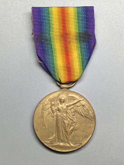 小驴勋章奖章收藏4月18日周六晚六点拍卖（珍爱和平，收藏战争，铭记历史，勿忘国耻，忠党爱国。有偿代拍，送拍规则在简介最后，参拍须阅读规则后再参拍，关系到运费包装发货时效真假辨别等关键信息，拍卖时不再发原图，看大图店主微信码在拍卖店铺介绍里或者找我要） 英国一战胜利奖章带边铭