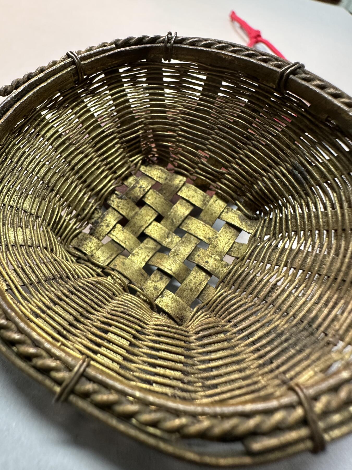 清代-民国 精品铜器专场 民国老黄铜精巧手工编织小篮子摆件