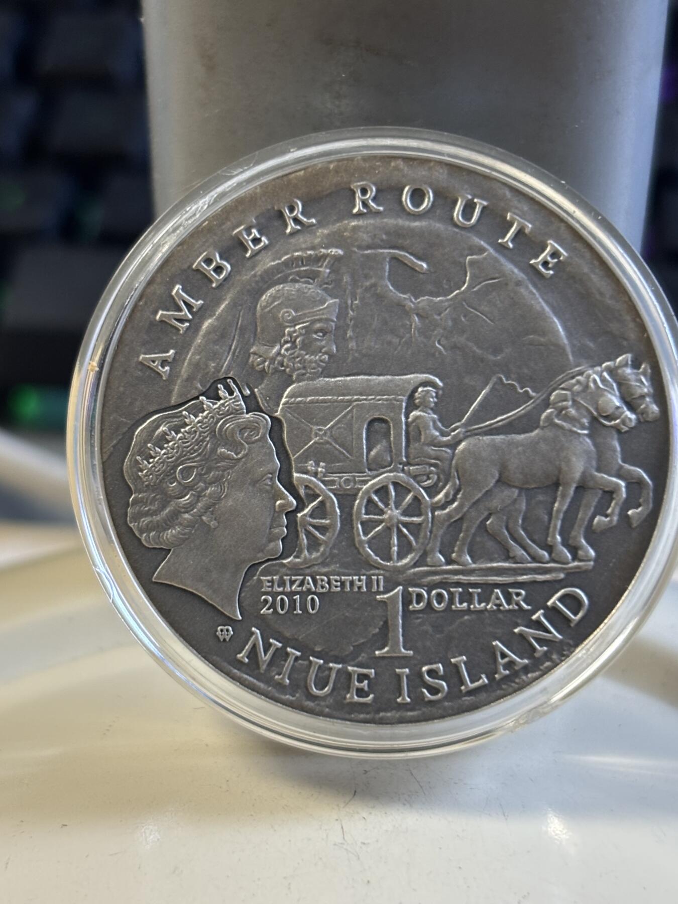 第197期拍卖 纽埃2010年琥珀之路-松博特海伊仿古镶嵌琥珀28.28克纪念银币，925银，银价491