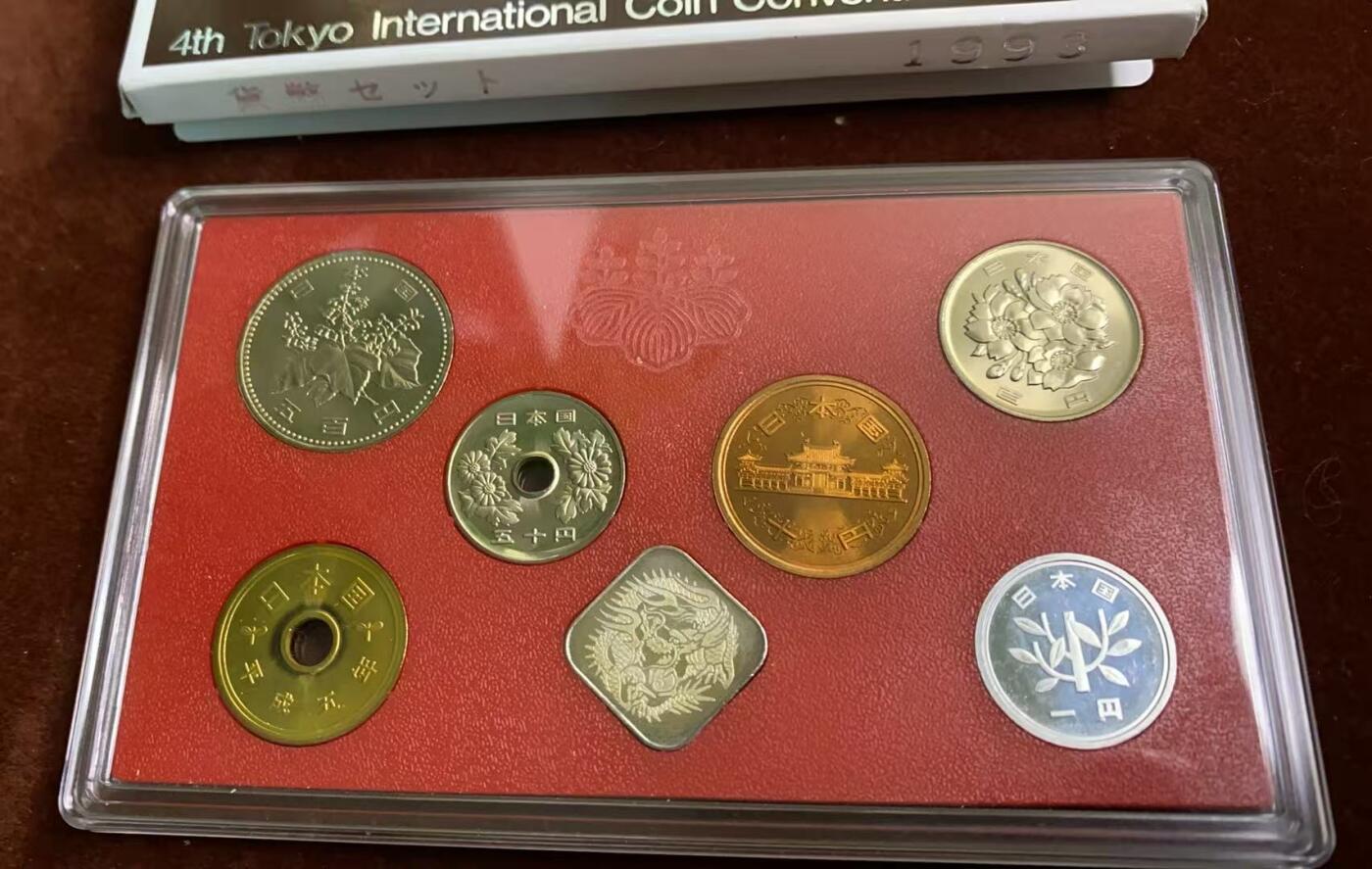 日日生财—方圆世界（全场包邮）第四场 日本1993年（平成5年）加纳夏雄纪念货币套装  带有4.3克银章