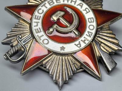 小驴勋章奖章收藏4月18日周六晚六点拍卖（珍爱和平，收藏战争，铭记历史，勿忘国耻，忠党爱国。有偿代拍，送拍规则在简介最后，参拍须阅读规则后再参拍，关系到运费包装发货时效真假辨别等关键信息，拍卖时不再发原图，看大图店主微信码在拍卖店铺介绍里或者找我要） 大号85版苏联二级卫国勋章，银质珐琅带证书，锤子根有个很小的脱皮