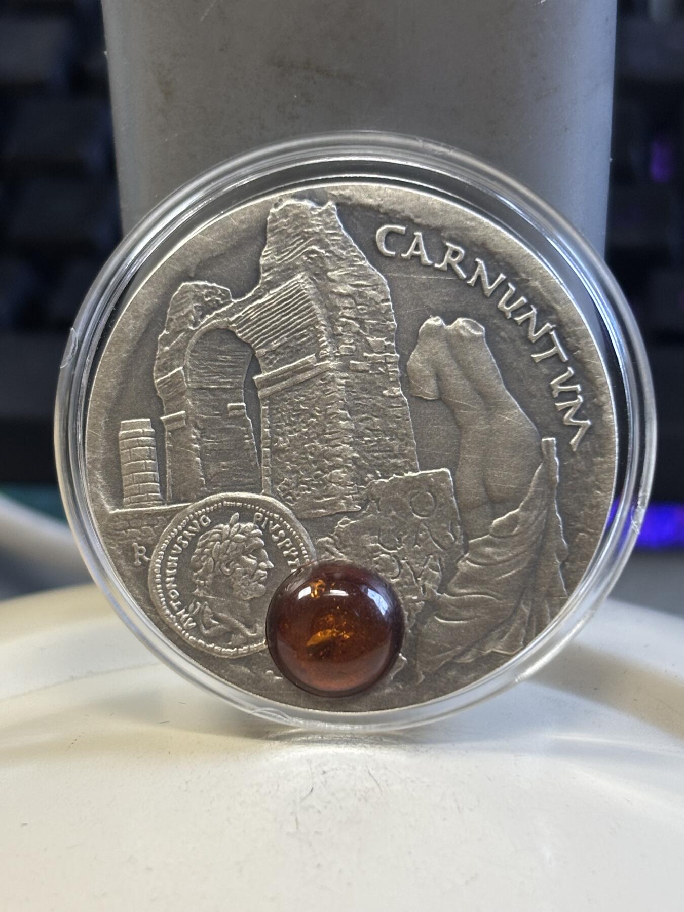 第197期拍卖 纽埃2011年琥珀之路-卡农顿仿古镶嵌琥珀28.28克纪念银币，925银银价491，