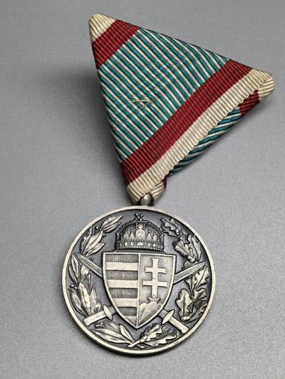 小驴勋章奖章收藏4月18日周六晚六点拍卖（珍爱和平，收藏战争，铭记历史，勿忘国耻，忠党爱国。有偿代拍，送拍规则在简介最后，参拍须阅读规则后再参拍，关系到运费包装发货时效真假辨别等关键信息，拍卖时不再发原图，看大图店主微信码在拍卖店铺介绍里或者找我要） 匈牙利一战纪念奖章