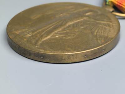 小驴勋章奖章收藏4月18日周六晚六点拍卖（珍爱和平，收藏战争，铭记历史，勿忘国耻，忠党爱国。有偿代拍，送拍规则在简介最后，参拍须阅读规则后再参拍，关系到运费包装发货时效真假辨别等关键信息，拍卖时不再发原图，看大图店主微信码在拍卖店铺介绍里或者找我要） 英国一战胜利奖章带边铭