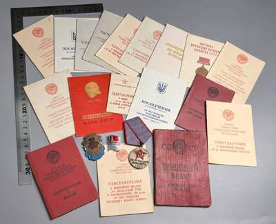 小驴勋章奖章收藏4月18日周六晚六点拍卖（珍爱和平，收藏战争，铭记历史，勿忘国耻，忠党爱国。有偿代拍，送拍规则在简介最后，参拍须阅读规则后再参拍，关系到运费包装发货时效真假辨别等关键信息，拍卖时不再发原图，看大图店主微信码在拍卖店铺介绍里或者找我要） 苏联劳动英勇奖章、乌克兰解放奖章，代表证带一堆证书一套