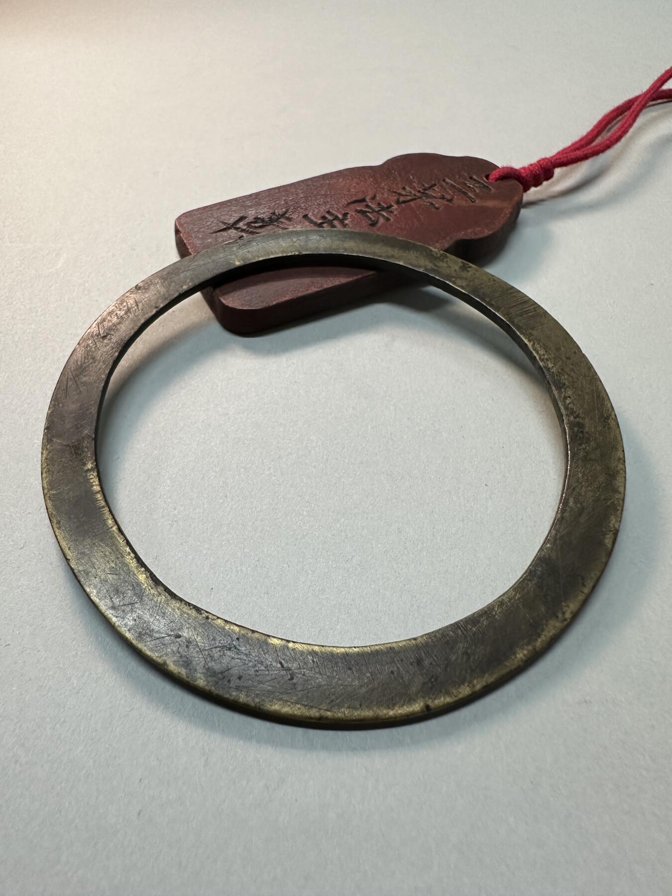 清代-民国 精品铜器专场 清代晚期老黄铜圆形刻花老镇纸