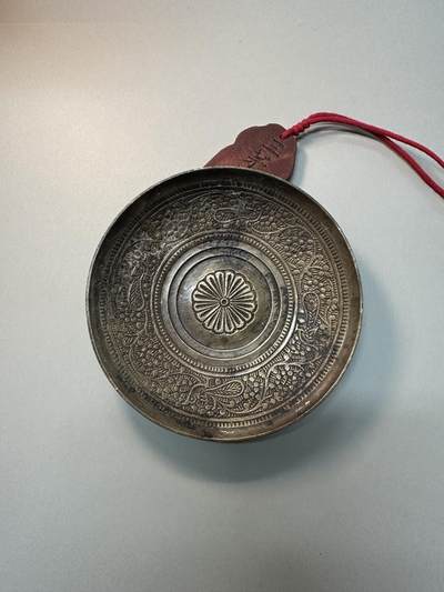 清-民国-建国｜老铜器专场.伍 晚清民国老黄铜花卉纹碟 手工錾刻香盘