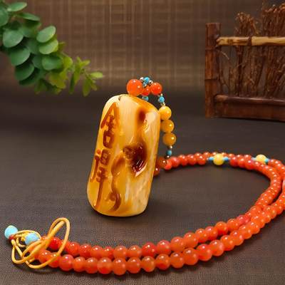 碧月说宝.君子怀瑾·当代和田玉清风专场(九) 俏色巧雕舍得方牌吊坠