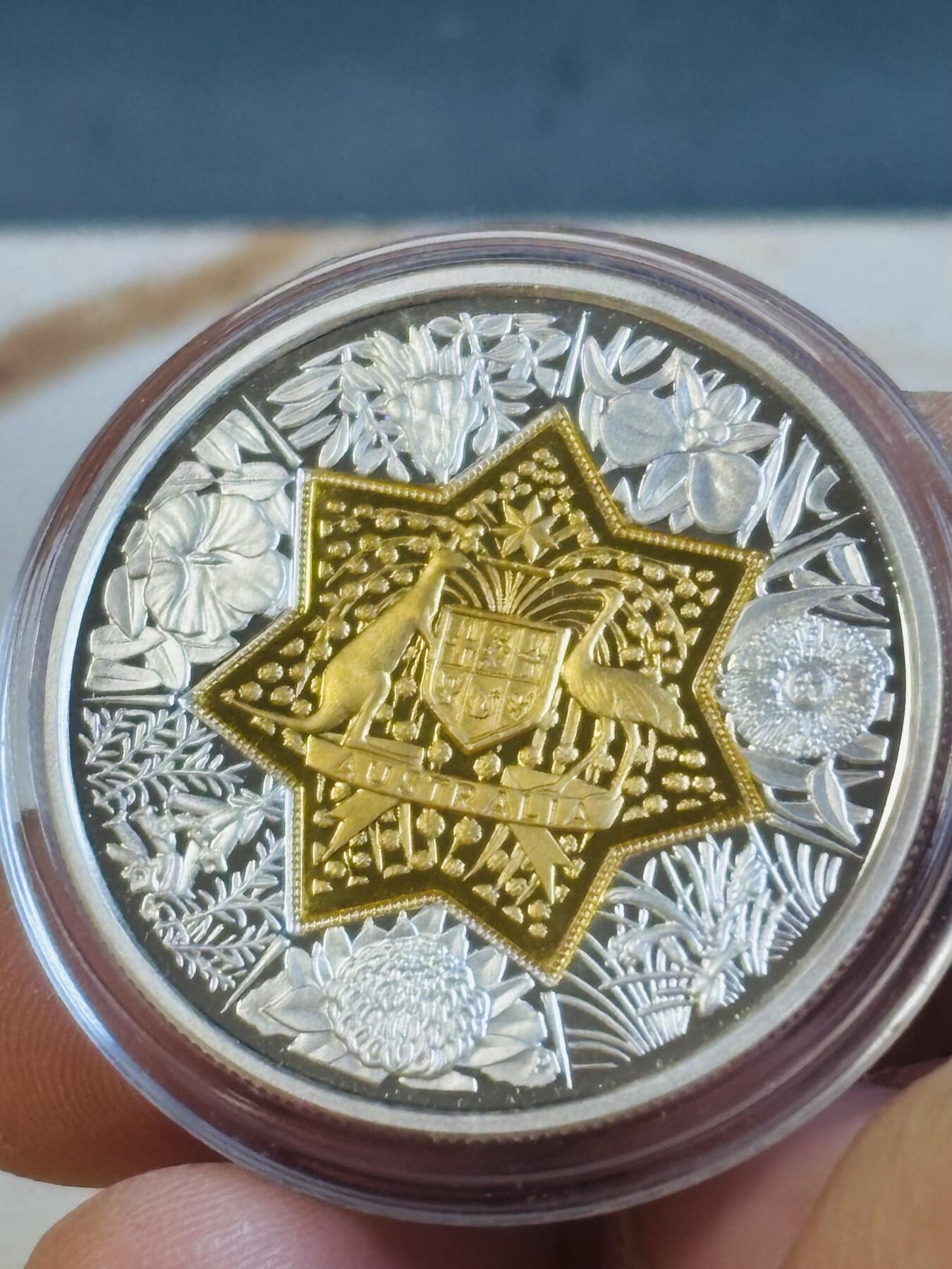 第197期拍卖 澳大利亚20澳元澳大利亚联邦国徽和女王金银双金属币，999银（11.32克）中间镶嵌999金（8.86克），直径32毫米，发行7350枚