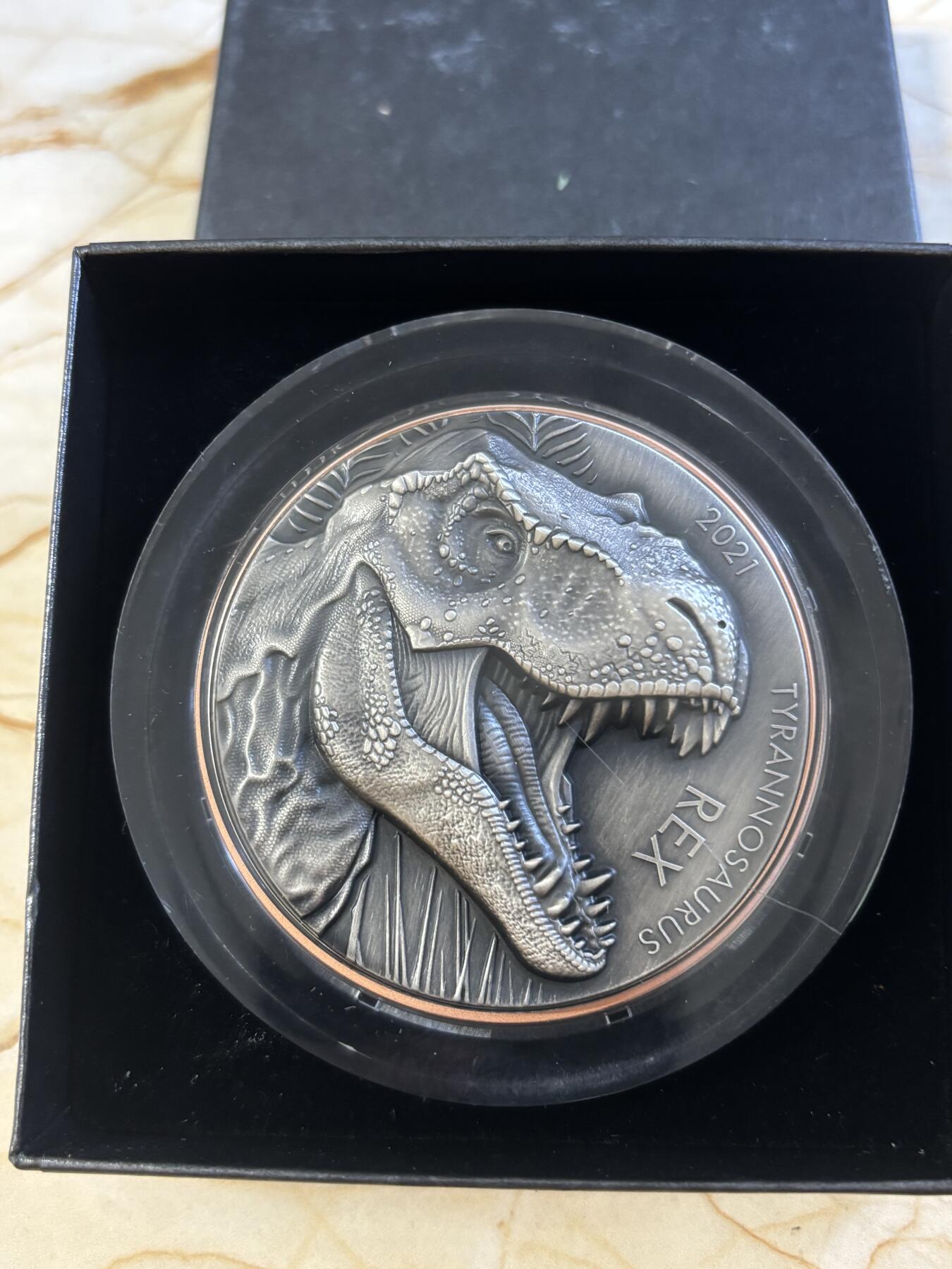 第197期拍卖 瓦努阿图2021年恐龙系列暴龙银铜双金属纪念币，999银+铜，10+145克，发行：1999枚