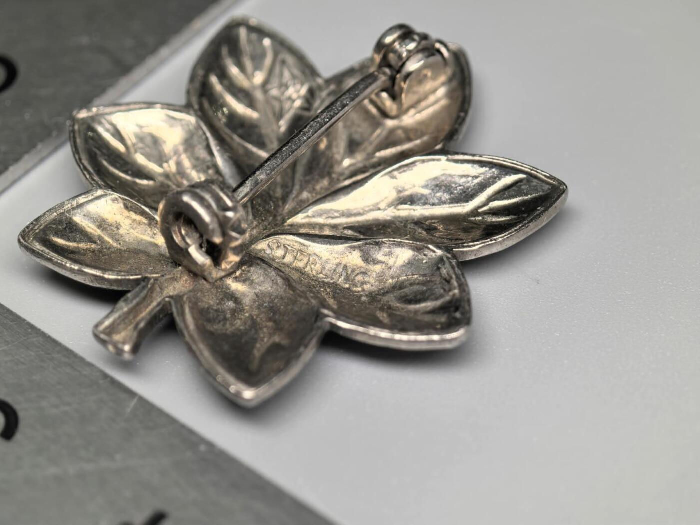 小驴勋章奖章收藏4月18日周六晚六点拍卖（珍爱和平，收藏战争，铭记历史，勿忘国耻，忠党爱国。有偿代拍，送拍规则在简介最后，参拍须阅读规则后再参拍，关系到运费包装发货时效真假辨别等关键信息，拍卖时不再发原图，看大图店主微信码在拍卖店铺介绍里或者找我要）