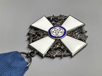 小驴勋章奖章收藏4月18日周六晚六点拍卖（珍爱和平，收藏战争，铭记历史，勿忘国耻，忠党爱国。有偿代拍，送拍规则在简介最后，参拍须阅读规则后再参拍，关系到运费包装发货时效真假辨别等关键信息，拍卖时不再发原图，看大图店主微信码在拍卖店铺介绍里或者找我要） 芬兰白玫瑰勋章，银质珐琅，环打标