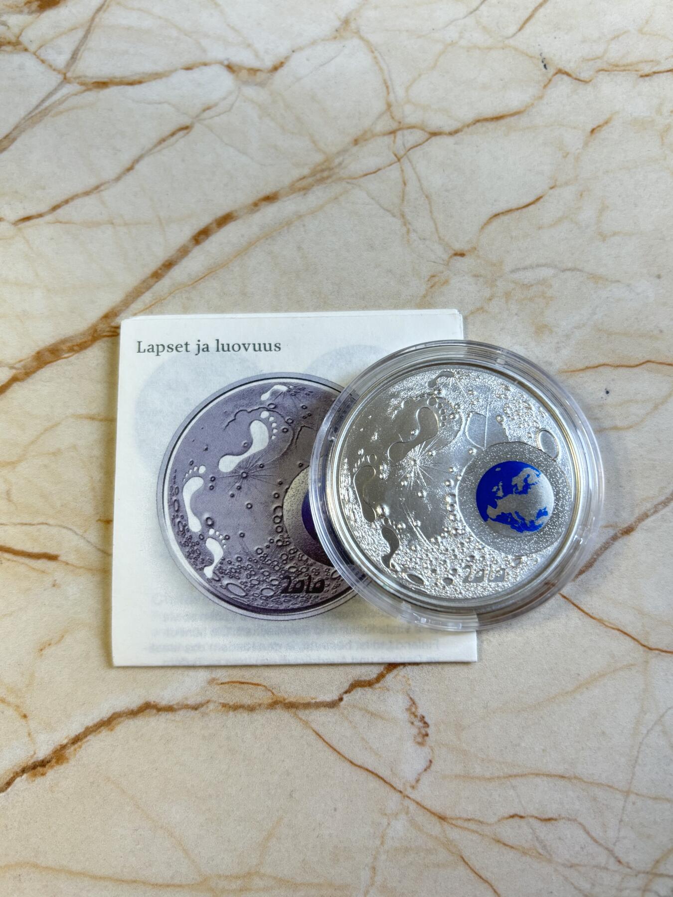 第197期拍卖 获奖币芬兰2010年儿童与创造力彩色精制纪念银币，925银，33.62克，发行10000枚，获得克劳斯2012年度最富激情币大奖