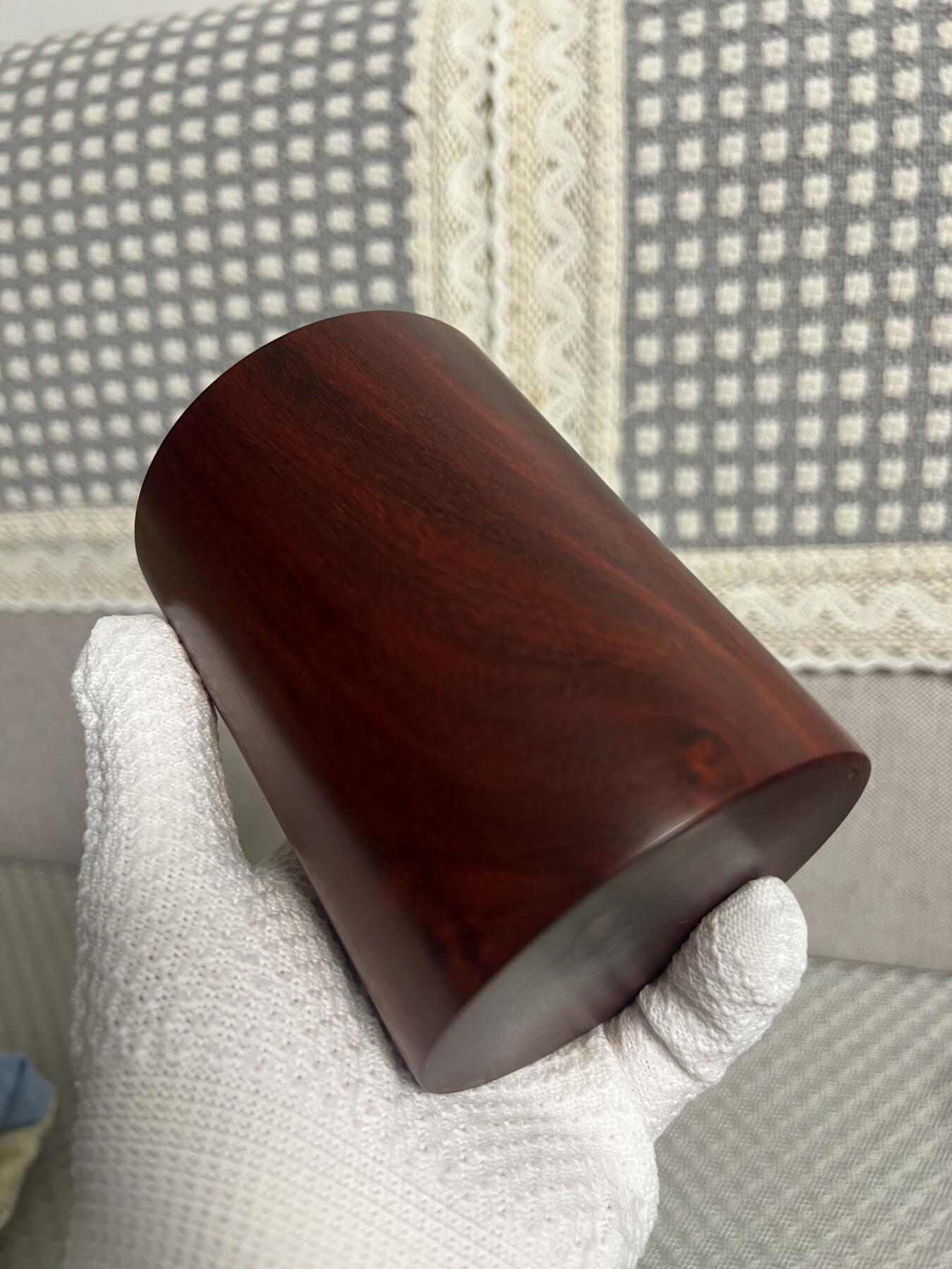 零元拍：精工非洲小叶紫檀 笔筒，水波瘤花荧光莹润，，精工打磨，花纹漂亮。116/87.5壁厚约14MM。