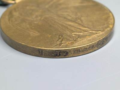 小驴勋章奖章收藏4月18日周六晚六点拍卖（珍爱和平，收藏战争，铭记历史，勿忘国耻，忠党爱国。有偿代拍，送拍规则在简介最后，参拍须阅读规则后再参拍，关系到运费包装发货时效真假辨别等关键信息，拍卖时不再发原图，看大图店主微信码在拍卖店铺介绍里或者找我要） 英国一战胜利奖章带边铭