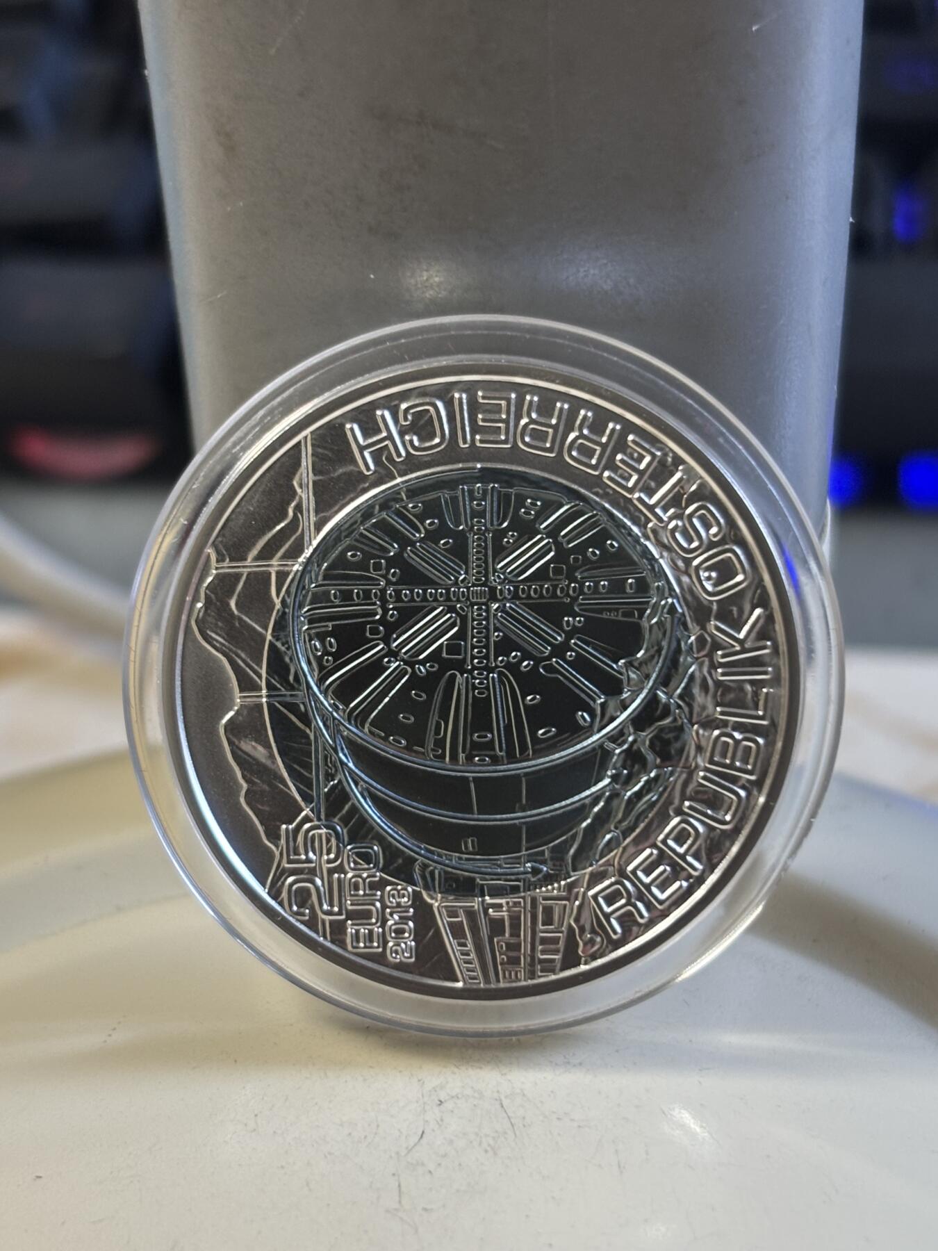 第197期拍卖 获奖奥地利2013年隧道建设铌银镶嵌双色纪念币，900银/998铌，重量:10克和7.15克，发行：65000枚