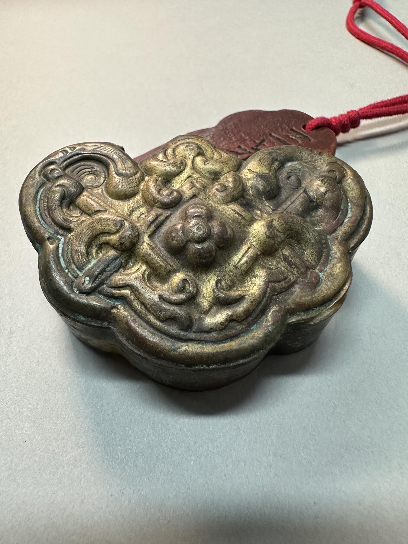 清代-民国 精品铜器专场 民国老黄铜鎏金锁形高浮雕如意纹饰件