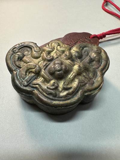 民国老黄铜鎏金锁形高浮雕如意纹饰件 民国老黄铜鎏金锁形高浮雕如意纹饰件