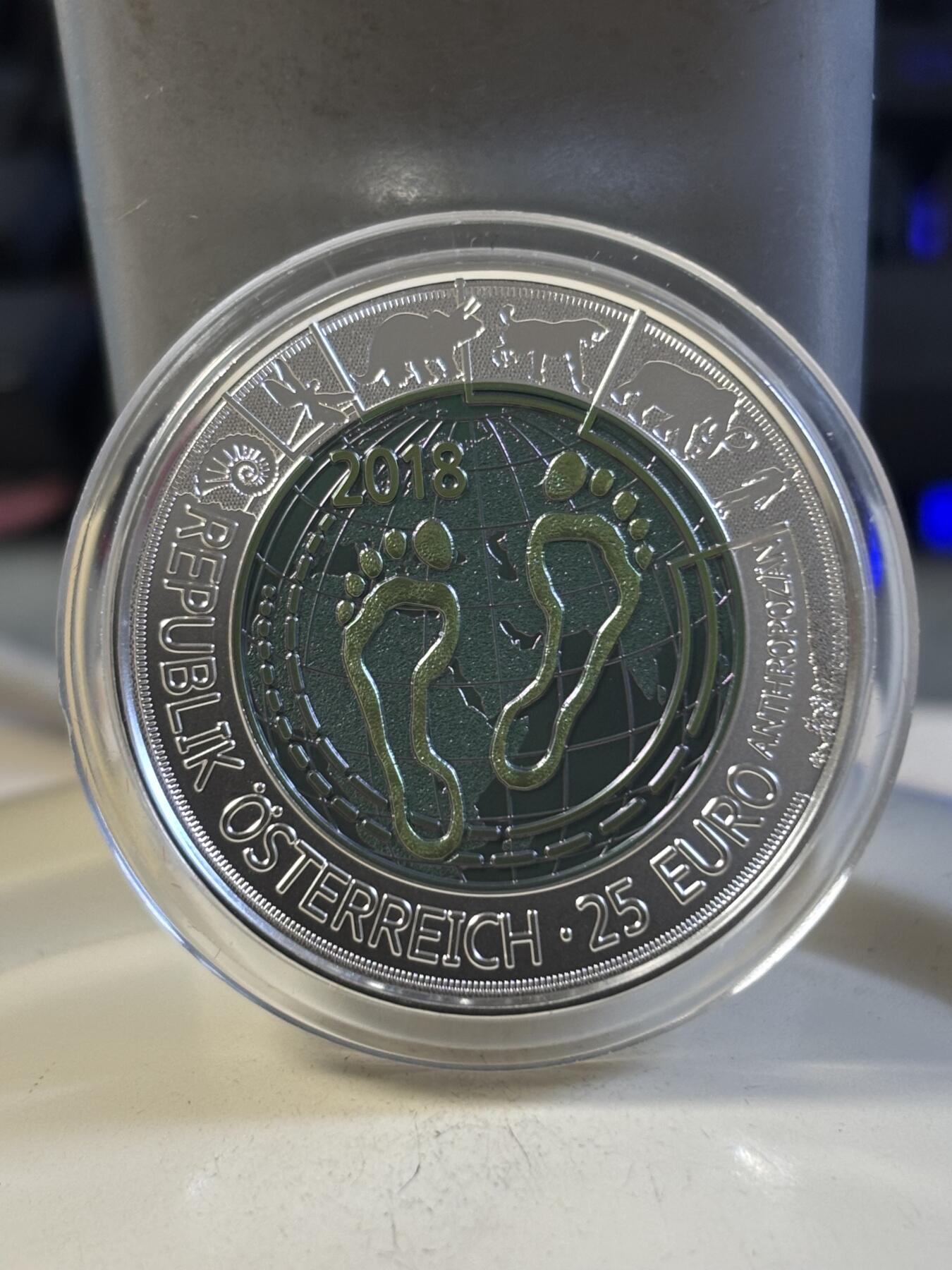 第197期拍卖 【获奖币】奥地利2018年人类世银铌双金属镶嵌纪念银币，面值:25欧元，金属:900银/998铌，重量:9克/6.5克，发行：65000枚，获2020年克劳斯年度最佳双金属币