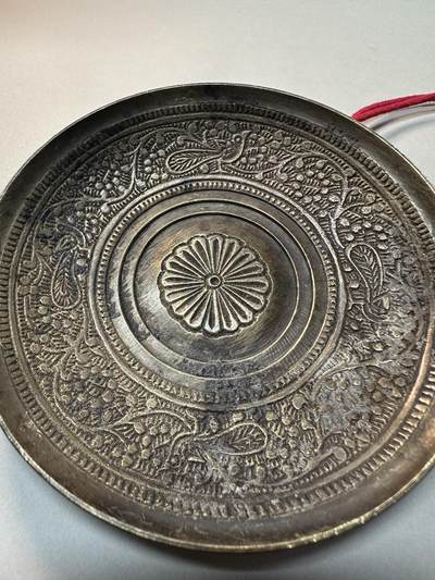 清-民国-建国｜老铜器专场.伍 晚清民国老黄铜花卉纹碟 手工錾刻香盘