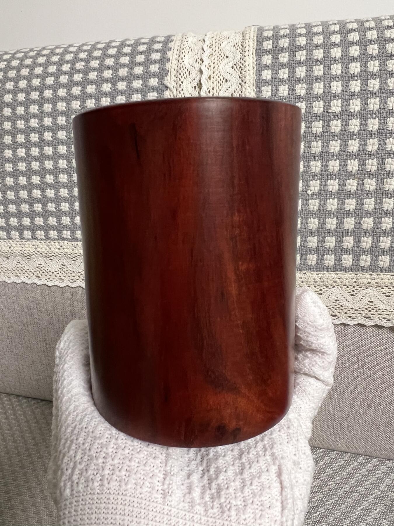 零元拍：精工非洲小叶紫檀 笔筒，水波瘤花荧光莹润，，精工打磨，花纹漂亮。116/87.5壁厚约14MM。