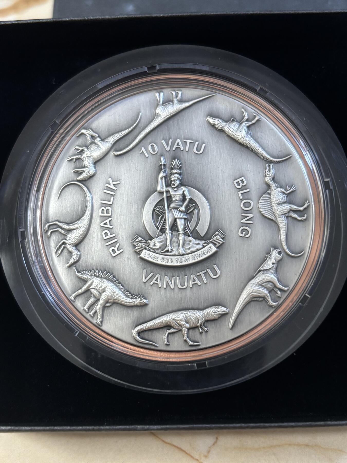 第197期拍卖 瓦努阿图2022年恐龙时代2三角龙银铜双金属纪念币，999银+铜，10+145克，发行：1999枚