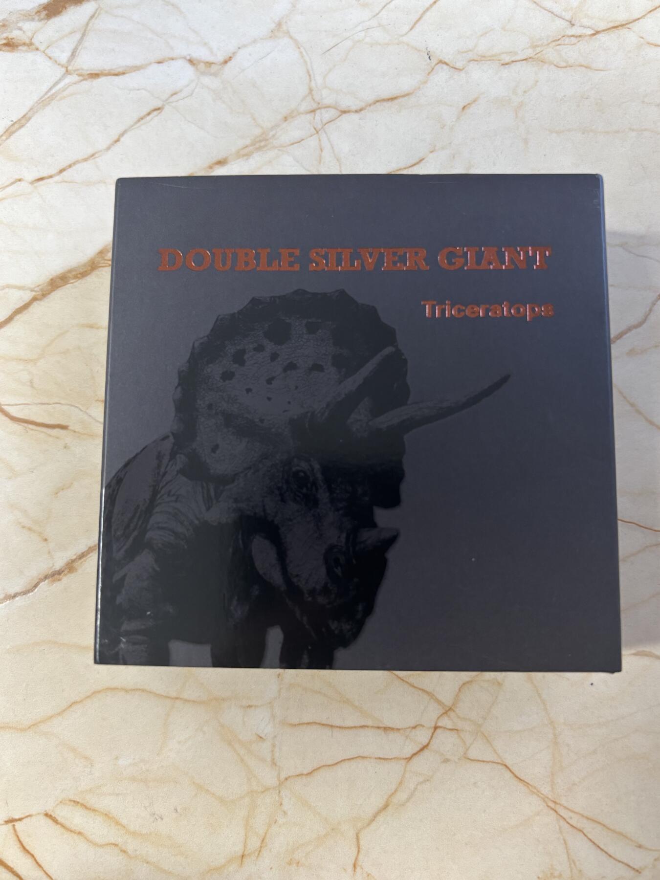 第197期拍卖 瓦努阿图2022年恐龙时代2三角龙银铜双金属纪念币，999银+铜，10+145克，发行：1999枚