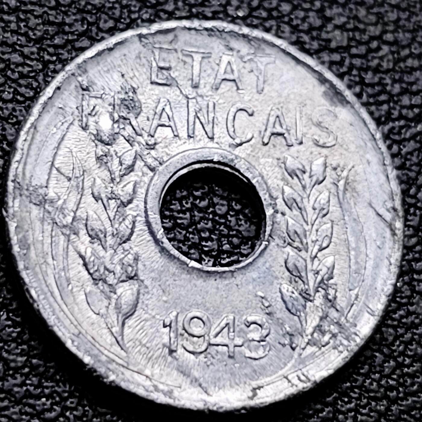 泉币菌-第227场-拍品多 请提前出价 少见 法属印支(安南）独立年份1943年1分中孔铝币 Z