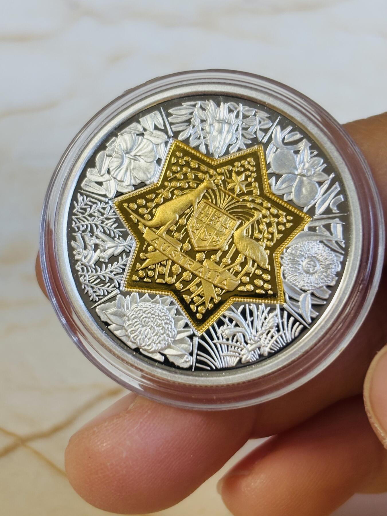 第197期拍卖 澳大利亚20澳元澳大利亚联邦国徽和女王金银双金属币，999银（11.32克）中间镶嵌999金（8.86克），直径32毫米，发行7350枚