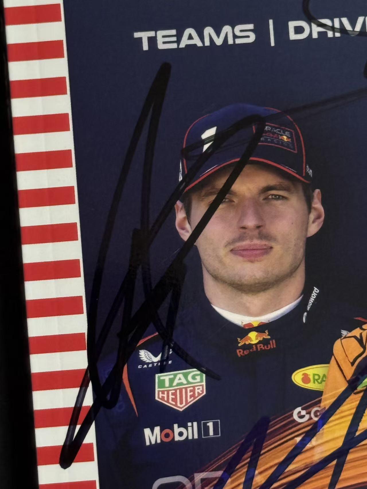 零元拍：有朋友想要“头哥”阿隆索的签名但目前单签暂时没有，等等迈阿密站咱争取安排，今天先来个合签！2025赛季F1车手总冠军迈凯伦车手兰多·诺里斯，队友奥斯卡·皮亚斯特里；梅赛德斯双子星乔治·拉塞尔，基米·安东内利；红牛霸主马克斯·维斯塔潘；阿斯顿马丁的费尔南多·阿隆索；还有奥迪车队的现实版“极速狂飙”尼克·霍肯博格签名2026赛季世界一级方程式汽车大奖赛官方指南！