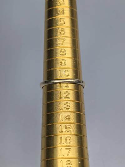 小驴勋章奖章收藏4月18日周六晚六点拍卖（珍爱和平，收藏战争，铭记历史，勿忘国耻，忠党爱国。有偿代拍，送拍规则在简介最后，参拍须阅读规则后再参拍，关系到运费包装发货时效真假辨别等关键信息，拍卖时不再发原图，看大图店主微信码在拍卖店铺介绍里或者找我要） 二战皇家空军10k金戒指，内打标，带原盒，港码11号