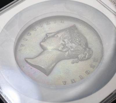 甄臻铺-世界币章拍卖（第60期），甄品场拍品征集中，送拍享返佣金等优惠多多 NGC-UNCD 1860年英国东印度铁路延伸至拉杰马哈尔（Rajmahal）的纪念铜章，由W Wyon设计铸造，为纪念1860年10月15日东印度铁路线正式开通至印度拉杰马哈尔，这是当时印度铁路建设的重要里程碑。正面为维多利亚女王青年时期的侧面像，背面刻有铁路建设相关的官员信息与事件铭文，直径约72mm